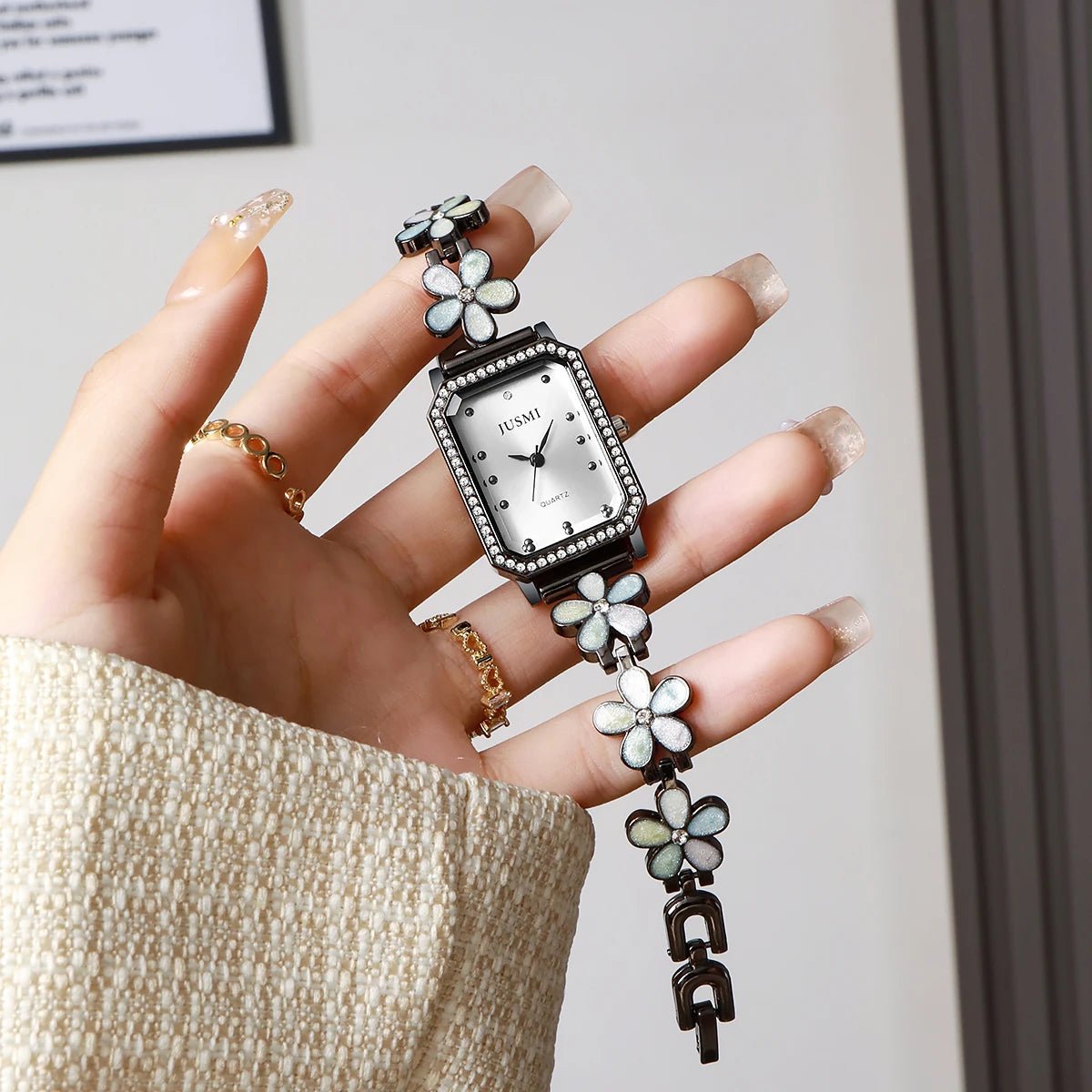 SaneShoppe-Square Design Women's Wristwatch 2026 - Lightweight Luxury, Small-Circle Bracelet Style